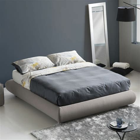 Se il tuo animo è romantico, questo letto in acciaio bianco, con il suo motivo decorativo, è quello che fa per te. Letto Senza Testiera Legno / Letto Matrimoniale In Teak In ...