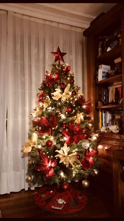 15 ideas navideñas para decorar tu hogar en rojo y verde. Árbol de navidad en rojo y dorado | Red christmas tree ...
