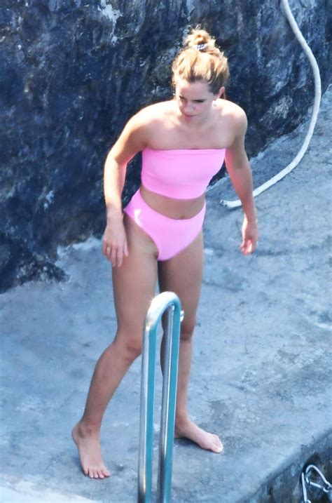엠마 왓슨 Emma Watson 이 눈에 띄는 분홍색 수영복을 입고 포지타노 Positano 에서 휴가를 떠났습니다 16