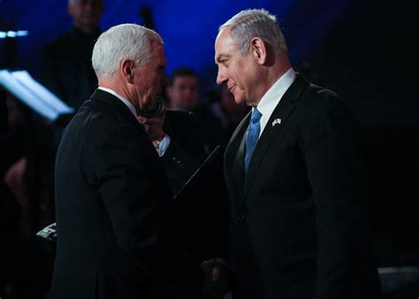 בנט נפגש כעת עם מנסור עבאס בכנסת. כל רגע - סגן הנשיא פנס נפגש עם נתניהו, לקראת פגישה בבית ...