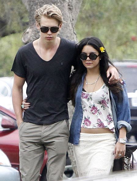 Austin Butler Pictures Vanessa And Austin Share A Kiss At The Huntington Library Botanical