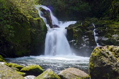 10 Waterfalls In Oregon Thatll Get You Really Wet