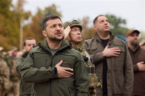 Volodymyr Zelensky A Hissé Le Drapeau Ukrainien à Izioum Libéré