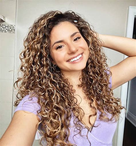 31 Easy Hairstyles For Medium Curly Dyed Hair Highlights In 2021