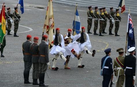 Le Prince De Monaco Au Défilé Du 14 Juillet à Paris Noblesse And Royautés