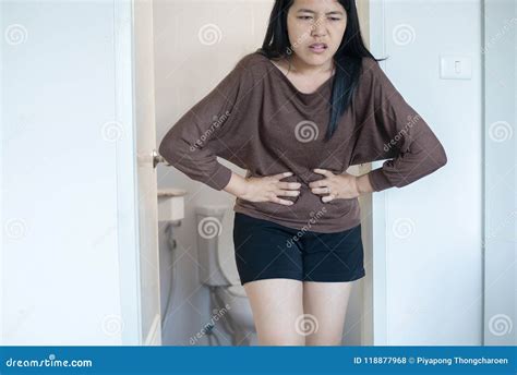 La Donna Asiatica Che Hanno Mal Di Stomaco Doloroso E La Diarrea