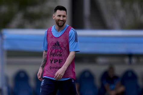 Messi Mania Grips Argentina In 1st Match As World Cup Champs Citynews