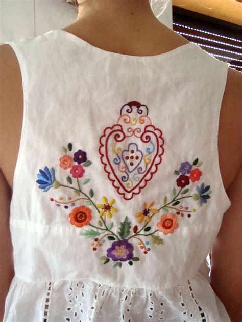 Modern Folk Embroidery en 2020 con imágenes Bordado Ropa bordada