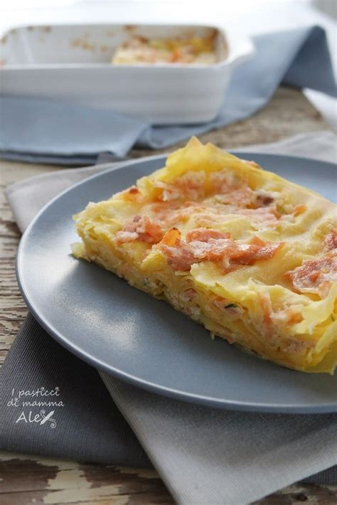 Le lasagne al salmone sono una variante rispetto alle classiche lasagne al ragù e si preparano sempre il salmone affumicato dona a questo piatto un gusto insieme delicato e pieno, che già di. Lasagne al salmone con crema di robiola | Ricette, Idee ...