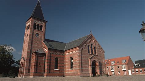 Euro 2020'de finlandiya ile karşı karşıya gelen danimarka'da eriksen sahada fenalaştı. Erlöserkirche - Vor Frelsers Kirke