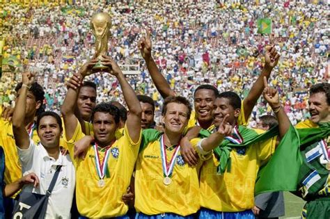A seleção italiana de futebol ( italiano : Copa de 1994 tivemos a alegria de ser penta campeões.