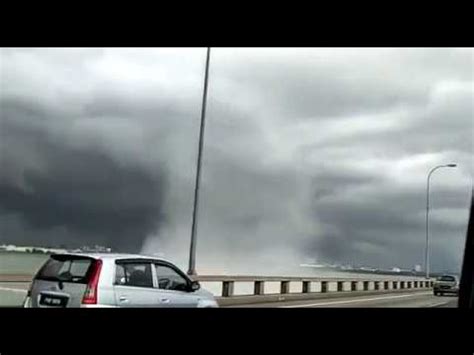 Dapatkan info terkini di instagram: Puting Beliung di Jambatan Pulau Pinang - YouTube