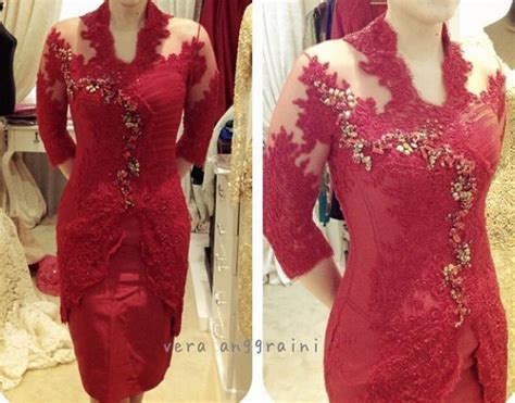 Pengaplikasian warna ini pada contoh kita bisa dikatakan sudah tepat dimana pemilik menseparate atau memisahkan dua warna dengan tegas pada elemen bangunan sehingga tidak terjadi kompetisi warna pada mata, kalaupun. Brokat Kombinasi Warna Gold Dan Maroon / Brokat Kombinasi ...