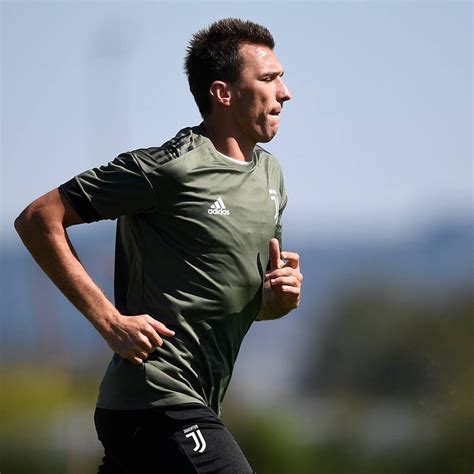 Perché allora associare in modo così marcato la squadra di calcio croata ad un cantante tanto controverso e nazionalista? Mandžukić (With images)