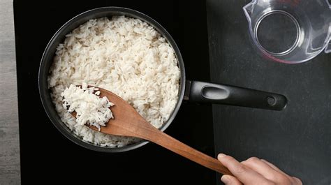 En cualquiera de las formas, el arroz solo necesita sal, pero si quiere darle un aroma, puede en el primer caso poner una media cebolla y un ají en el agua a hervir, y en la segunda sofría cebolla y ajo picadito unos minutos junto con el arroz. Tips para cocinar arroz perfecto de forma fácil