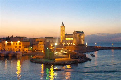 Trani E La Sua Famosa Cattedrale Affacciata Sul Mare