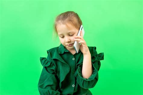 Una Niña De 8 Años Está Sentada Hablando Por Teléfono Foto Premium