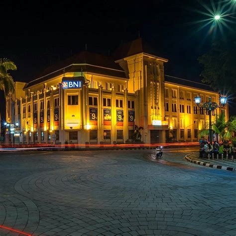 Tempat resto yang satu ini cukup luas dan terdapat banyak koleksi buku di dalamnya. Tempat Wisata Di Jogja Dekat Malioboro Yang Menarik Untuk ...