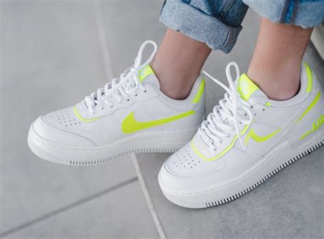 Completing the look is white across the midsole and rubber outsole. Avis : que vaut Nike Air Force AF1 Shadow Lemon Venom ...