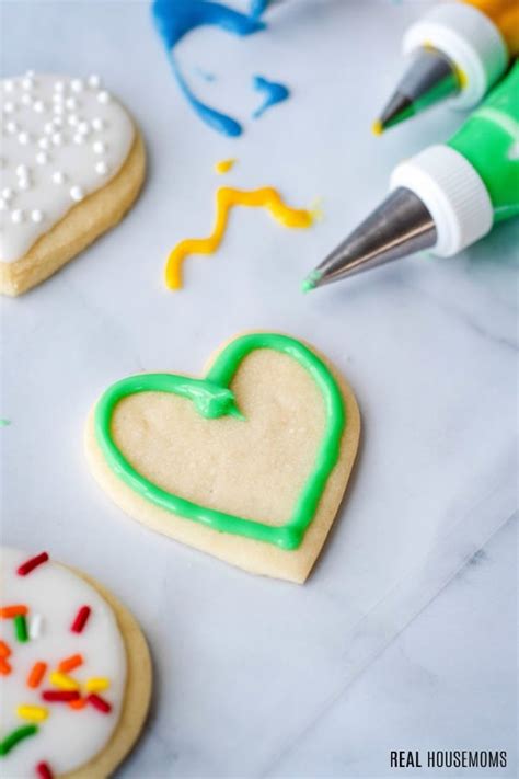 To outline the cookie, think of the icing like a string that you're trying to lay down, rather than something to be dragged or pulled around like ink from a pen or brush. Sugar Cookie Icing ⋆ Real Housemoms