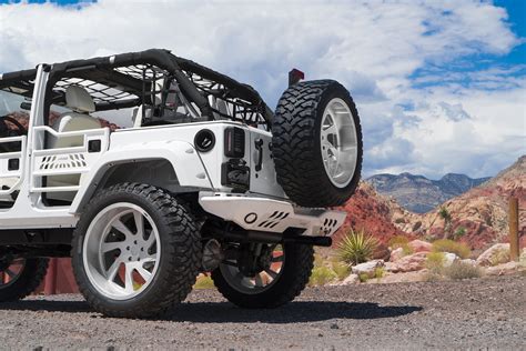 Rugged White Jeep Wrangler Off Road Ready — Gallery