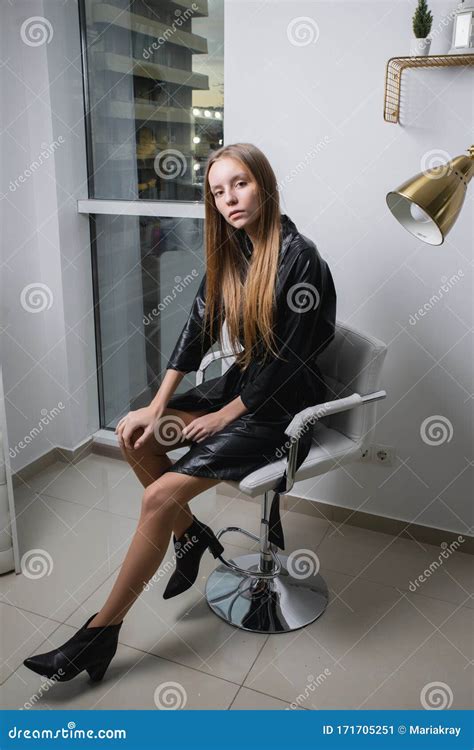 mujer sexy sentada en una silla con vestido de cuero negro imagen de archivo imagen de estilo