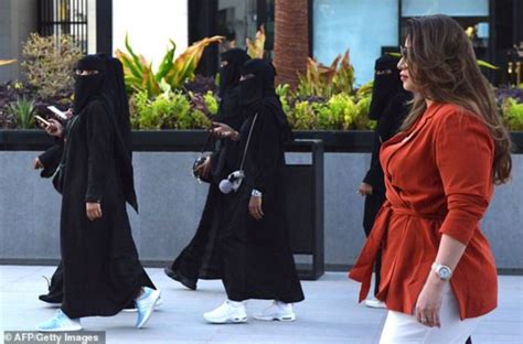 Rebel Saudi Women Appear In Public Without Hijab Abaya Onlookers Stunned Best Fbkl