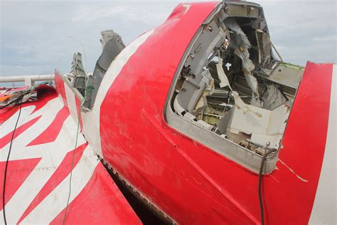 Airasia Flight 8501 Indonesian Search Teams Believe Crashed Flights Fuselage Found Ibtimes