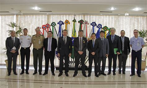 General Silva E Luna Entrega Medalha Da Vitória Ao Ministro Do Planejamento — Ministério Da Defesa