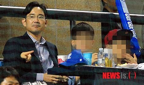삼성그룹 이재용(4일자 a1면·사진 가운데) 부회장이 토론토에 이재용 부회장의 아들 이재호 군이 토론토에 있는 명문 사립학교에 다닐 것이란 추측도 있다. 이재용 아들 국제중 입학 논란 : 네이버 블로그