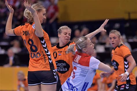 Norwegen trat zu der letztlich gegen spanien verlorenen partie in etwas längeren shorts an. Nederlands Damesteam mist finale na verlies tegen sterk ...