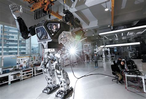 Korean Firm Unveils Giant Manned Robot