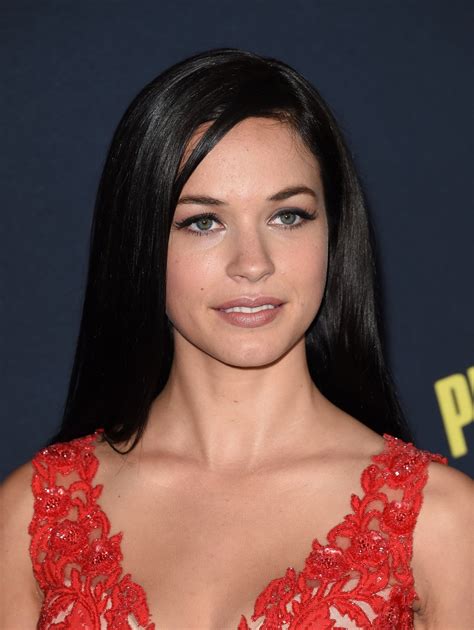 Alexis Knapp Showing Big Cleavage In Hot Red Dress At The Pitch Perfect