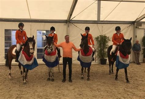We hebben deze bal zwitserland ek 2020 maat 1 23 uur geleden gecontroleerd. Zilver voor Nederlandse team ponyruiters in Zwitserland ...