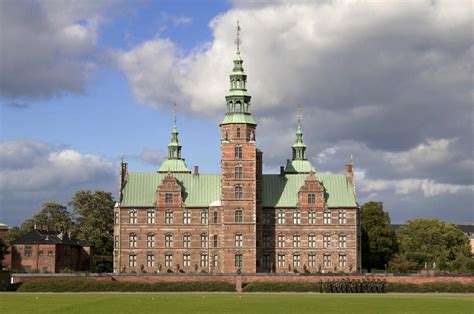 Rosenborg is located in the center of copenhagen. Kopenhaga - Rosenborg Slot - zdjęcia
