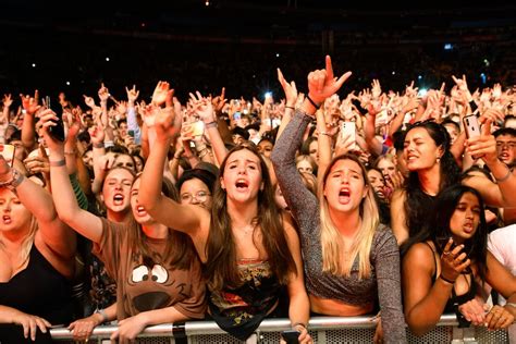 30000 Fans Celebrate At A Rock Concert In New Zealand
