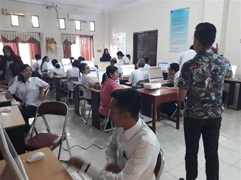 Pendahuluan usaha kesehatan sekolah disingkat uks adalah program pemerintah untuk meningkatkan pelayanan kesehatan, pendidikan kesehatan dan pembinaan lingkungan sekolah sehat atau kemampuan hidup sehat bagi warga sekolah. Sosialisasi Pemanfaatan Quipper - SMA Negeri 1 Singaraja