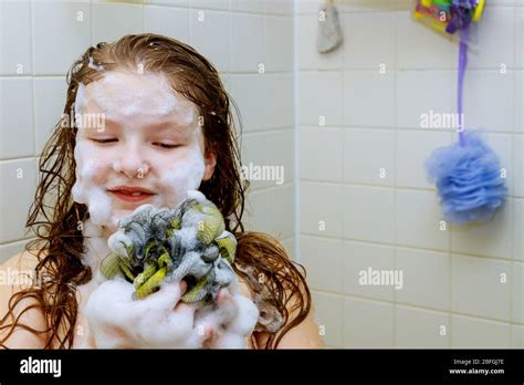 Girl Bathing In The Bathroom Fotografías E Imágenes De Alta Resolución Alamy