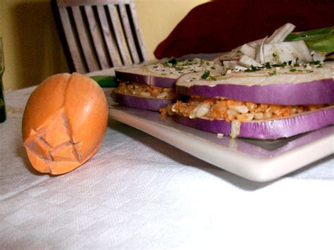 Tra i svariati modi per cucinare la melanzana è consigliabile utilizzare il forno a microonde, cottura che aiuta a preservare i valori nutrizionali della melanzana. Beta-Melanzane - Vegan blog - Ricette Vegane - Cruelty Free