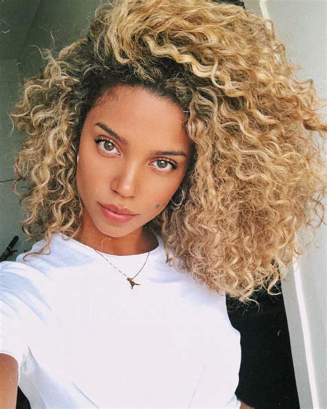 The curls of this hair type are as wide as the barrel of a sharpie marker, and the curls mostly spring from the roots giving a voluminous look. 20 Photos of Type 3B Curly Hair | NaturallyCurly.com