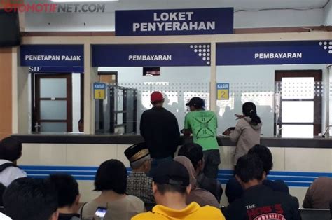 Kebetulan sih waktu saya ngurus perpanjangan pajak tahunan motor di gerai samsat ciater ini tidak terlalu ketat. Trik Mudah Bayar Pajak Tahunan Lewat Samsat Online, Modal ...