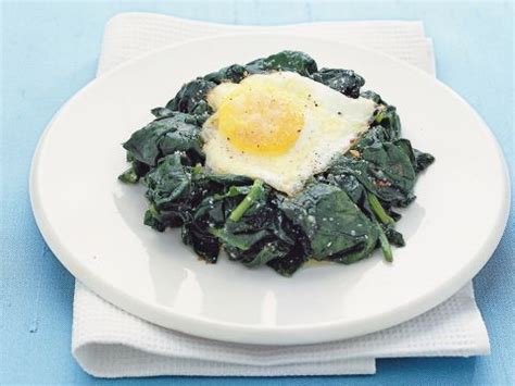 Le uova sono poi cotte al forno, quindi non fritte, di conseguenza sono un tantino più leggere. Ricetta Uova al forno con spinaci | Donna Moderna
