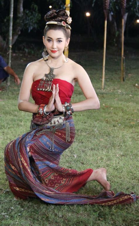 Bella Ranee Thai Costume นางแบบ กระโปรงลายดอก สาวสวย