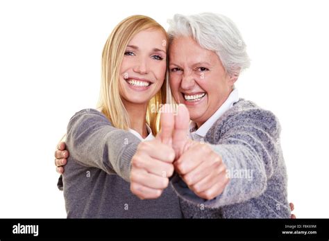 Glückliche Oma Und Enkelin Ihre Daumen Hochhalten Stockfotografie Alamy