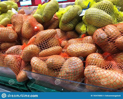 Grupo De Patatas Crudas En El Supermercado Foto De Archivo Imagen De