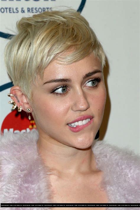The singer just revealed on her instagram that she dyed her light she had her natural brown hair when she was just her normal self, miley stewart. Miley Cyrus short blonde hair | Miley cyrus piercings ...