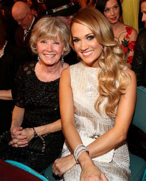 Carrie Underwood Brought Her Mom Carole To The Show Sweet Pda And
