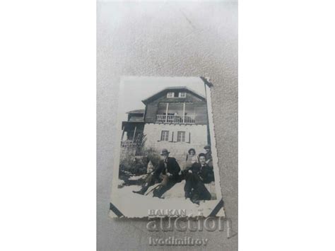 Снимка Трима мъже и жена пред хижа в планината през зимата Стари снимки Изделия от хартия