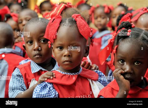 Niños Que Vestían Uniformes Escolares En Un Preescolar En Leogane Haití El Caribe América