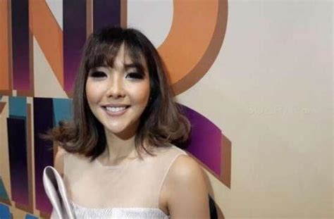 Maybe you would like to learn more about one of these? Gisella Anastasia dan 4 Artis Cantik Ini Dilamar saat Ulang Tahun - MataMata.com